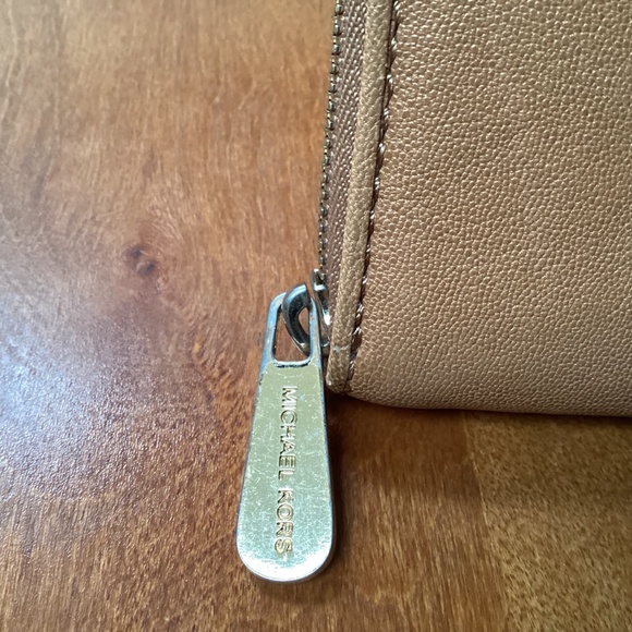 Michael Kors Jet Set Continental Wallet - Picture 4 of 11